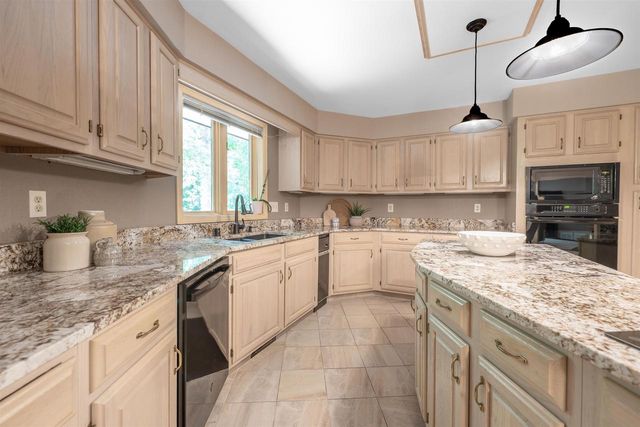 5800 Ivanhoe Circle, Fitchburg, WI 53711