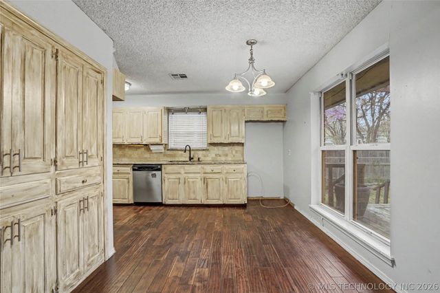 1034 E Courtney Avenue, Sapulpa, OK 74066