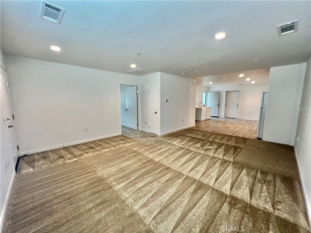 Image 11 of property listing at 122 Veteran Place, Palmdale, CA 93550