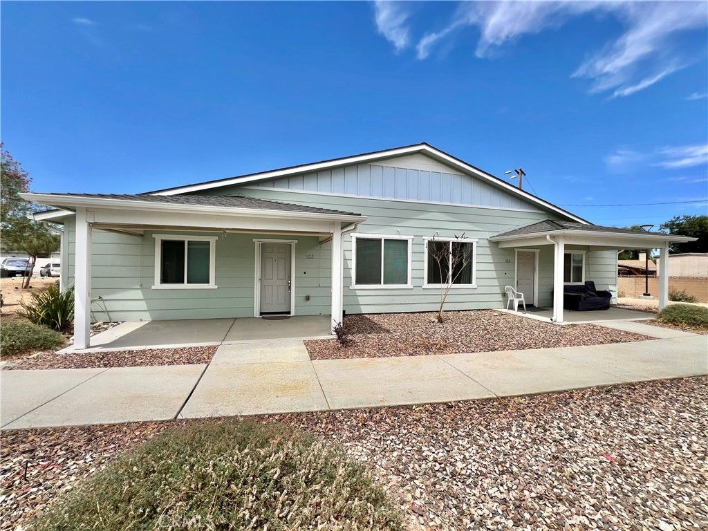 Image 2 of property listing at 122 Veteran Place, Palmdale, CA 93550