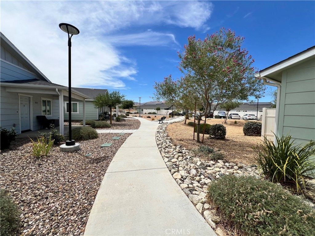 Image 3 of property listing at 122 Veteran Place, Palmdale, CA 93550