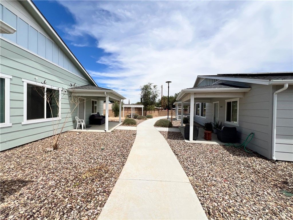 Image 4 of property listing at 122 Veteran Place, Palmdale, CA 93550