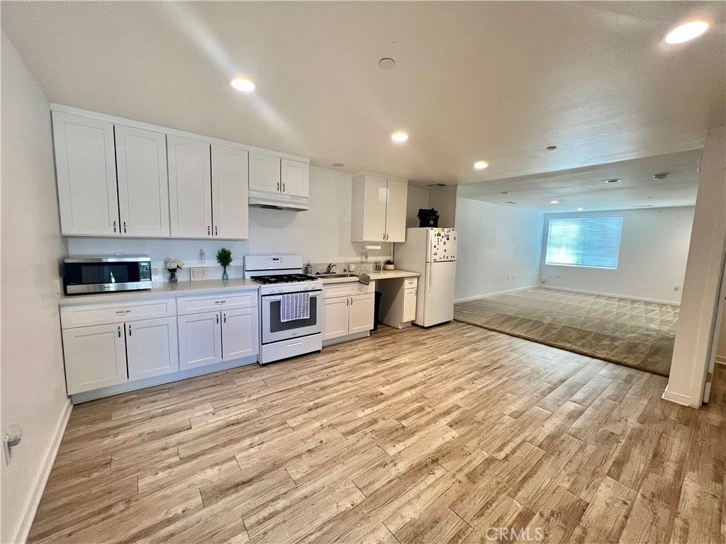 Image 6 of property listing at 122 Veteran Place, Palmdale, CA 93550