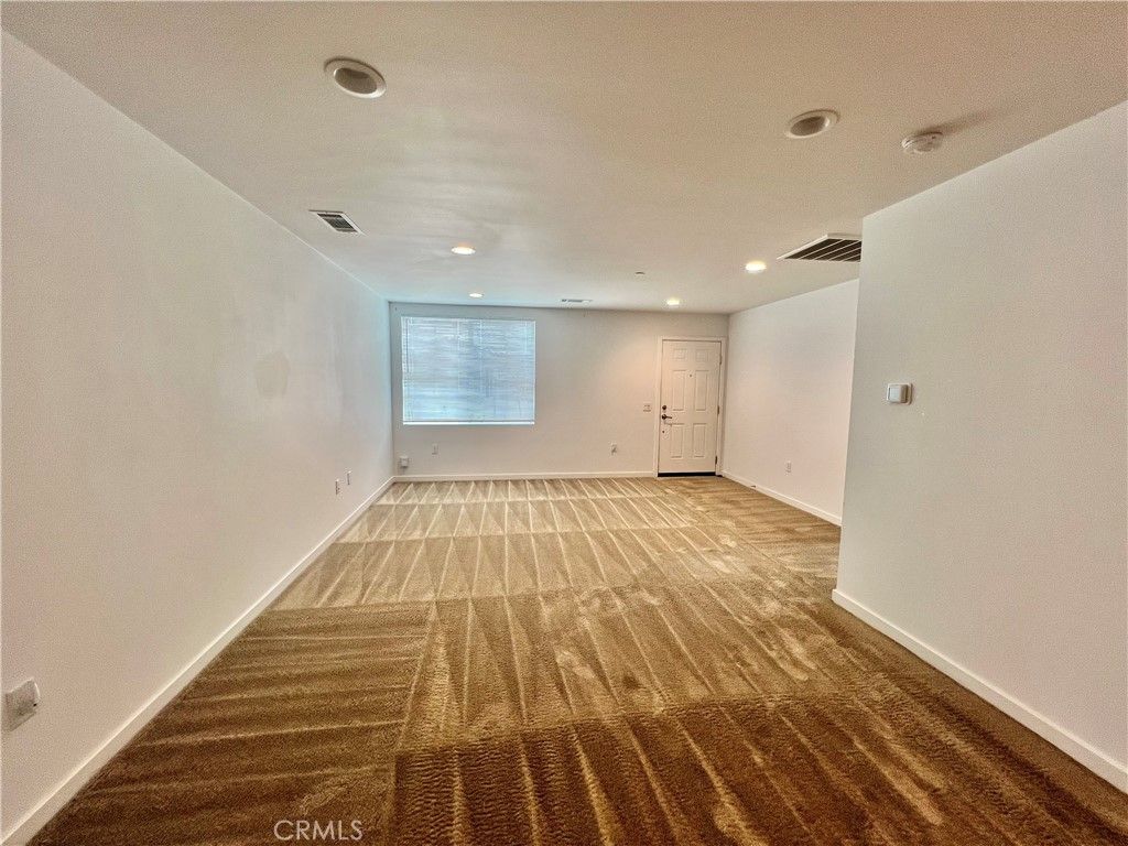 Image 9 of property listing at 122 Veteran Place, Palmdale, CA 93550