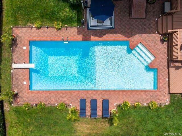 15 Teal Crescent, Great River, NY 11739