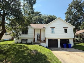 520 NE Bristol Drive, Lee's Summit, MO 64086
