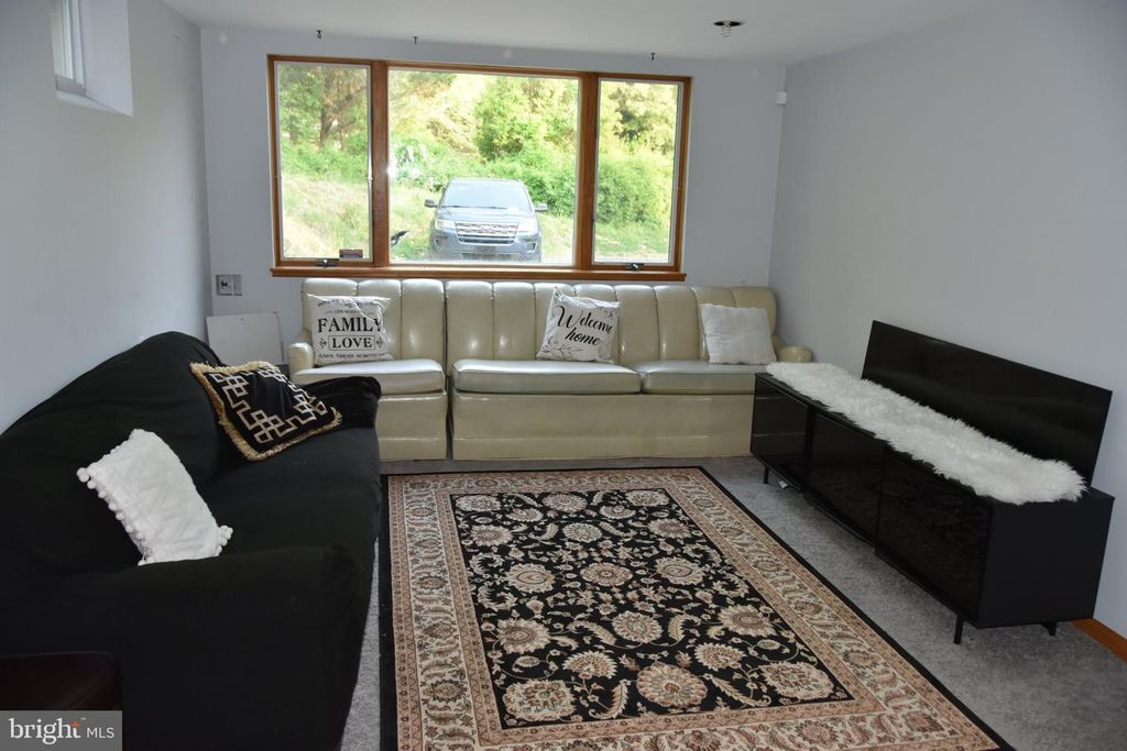 Image 6 of property listing at 8610 CROOM RD, Upper Marlboro, MD 20772