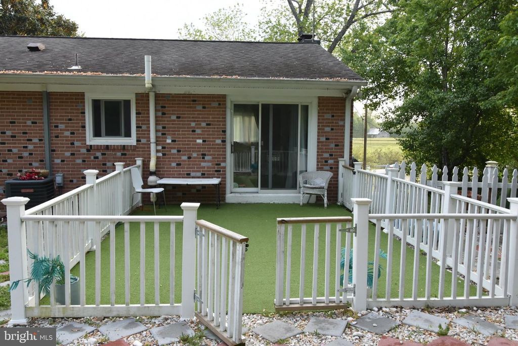 Image 7 of property listing at 8610 CROOM RD, Upper Marlboro, MD 20772