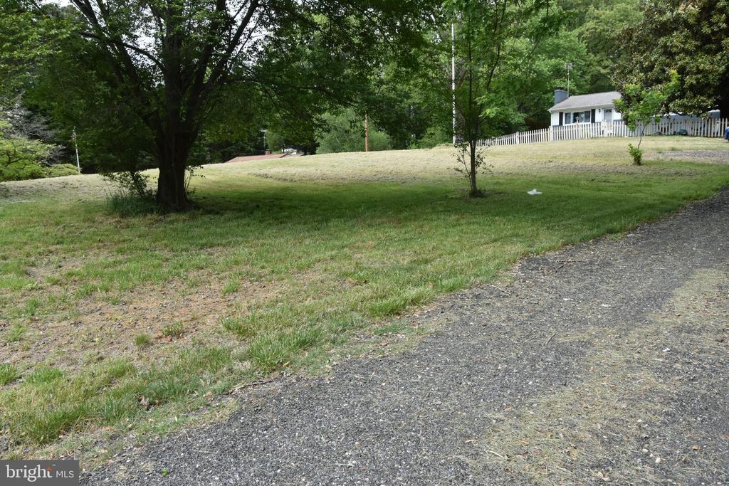 Image 8 of property listing at 8610 CROOM RD, Upper Marlboro, MD 20772