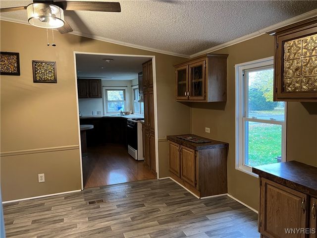 433 CHESTNUT Drive, Lockport Town, NY 14094