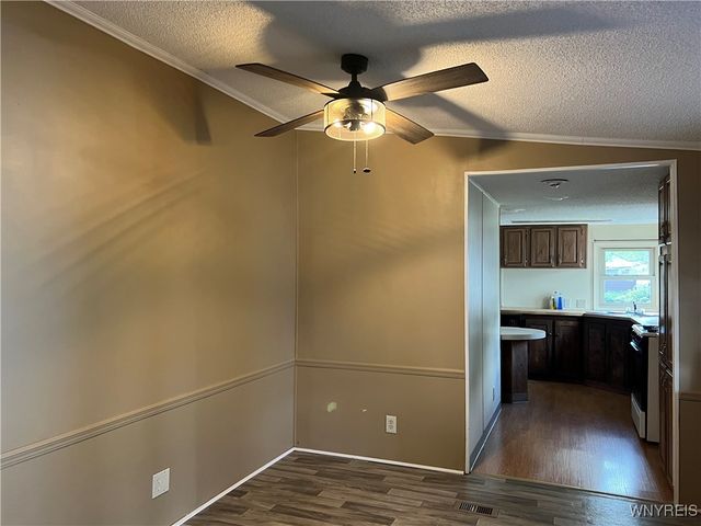 433 CHESTNUT Drive, Lockport Town, NY 14094