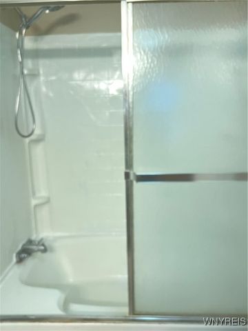 433 CHESTNUT Drive, Lockport Town, NY 14094