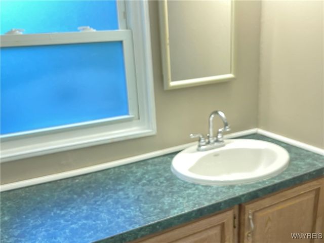 433 CHESTNUT Drive, Lockport Town, NY 14094