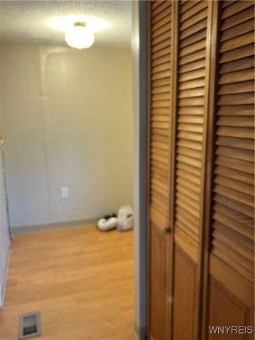 433 CHESTNUT Drive, Lockport Town, NY 14094