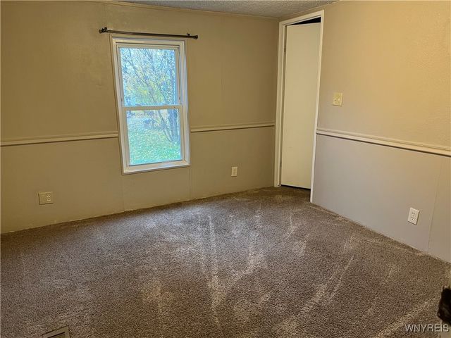 433 CHESTNUT Drive, Lockport Town, NY 14094