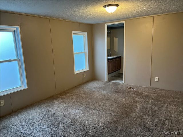 433 CHESTNUT Drive, Lockport Town, NY 14094