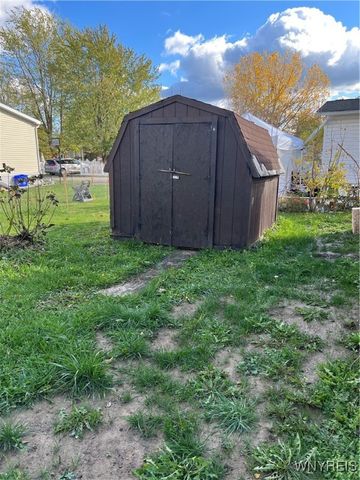 433 CHESTNUT Drive, Lockport Town, NY 14094