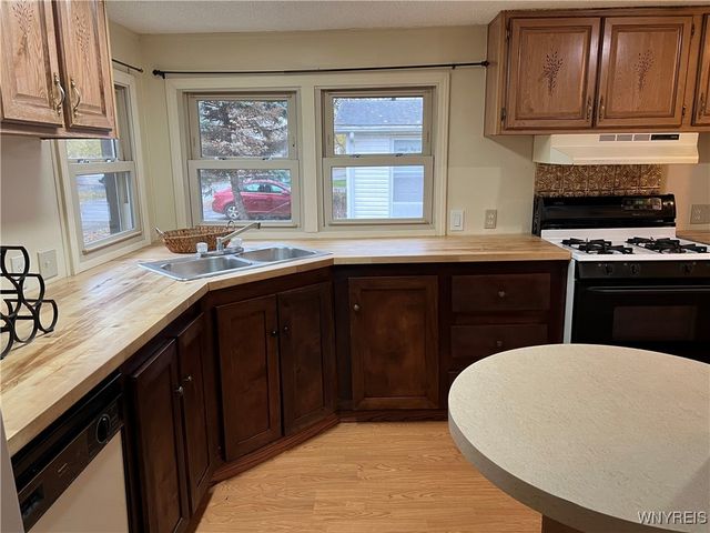 433 CHESTNUT Drive, Lockport Town, NY 14094