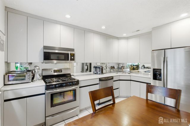 38 Carriage Place, Edison, NJ 08820