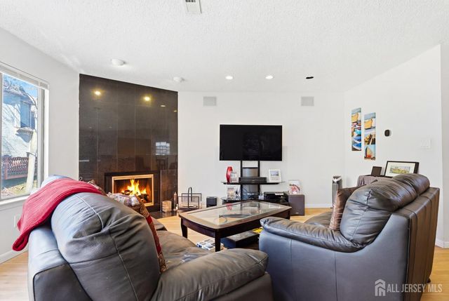 38 Carriage Place, Edison, NJ 08820