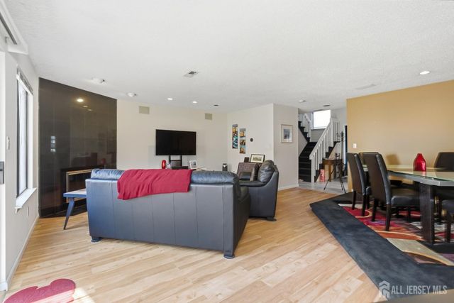 38 Carriage Place, Edison, NJ 08820