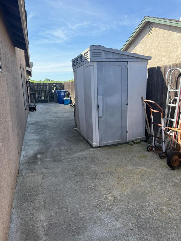 Image 24 of property listing at 14312 W B Street, Kerman, CA 93630