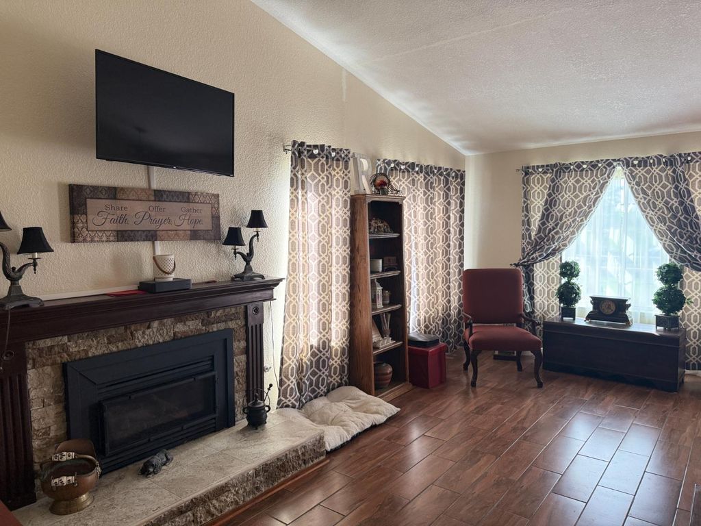Image 4 of property listing at 14312 W B Street, Kerman, CA 93630