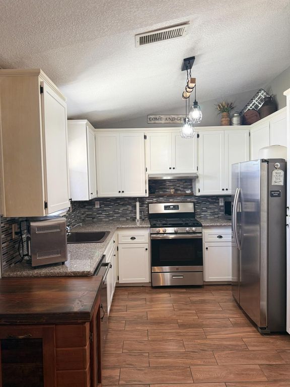 Image 5 of property listing at 14312 W B Street, Kerman, CA 93630