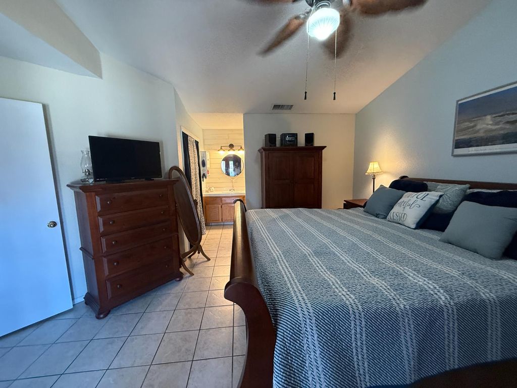 Image 7 of property listing at 14312 W B Street, Kerman, CA 93630