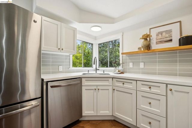 1201 Mountain Blvd, Oakland, CA 94611