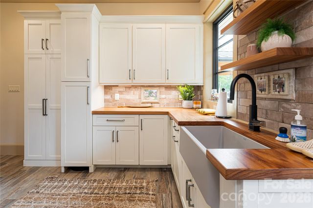 170 Bear View Road, Weaverville, NC 28787