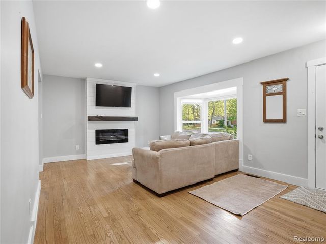 3867 Percy King Road, Waterford, MI 48329