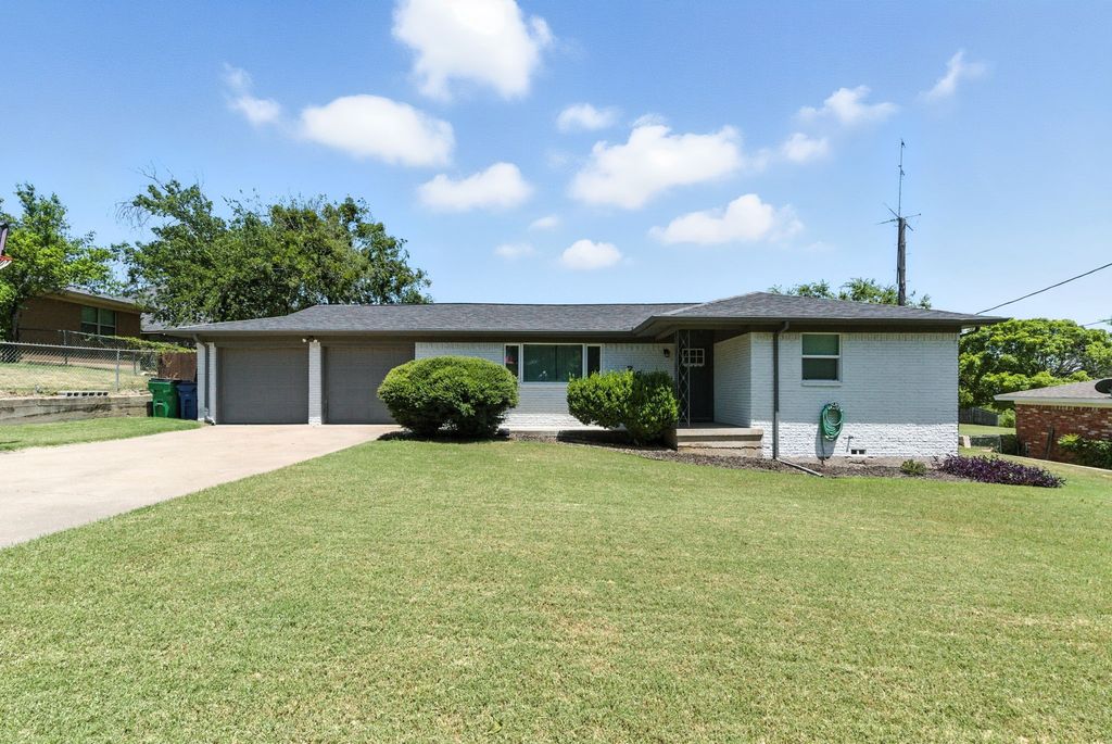 703 S Cowan Street, Decatur, TX 76234