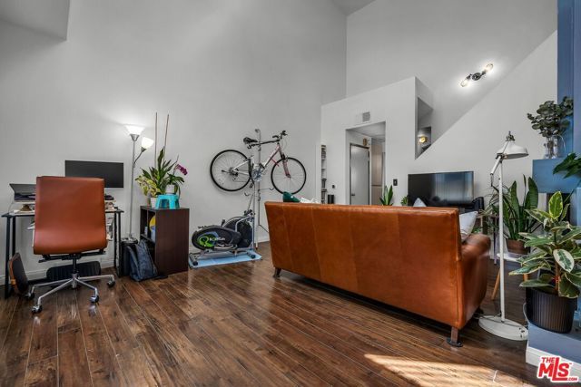 1546 Hi Point Street 201, Los Angeles, CA 90035