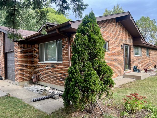 134 Virginia Court, Streamwood, IL 60107