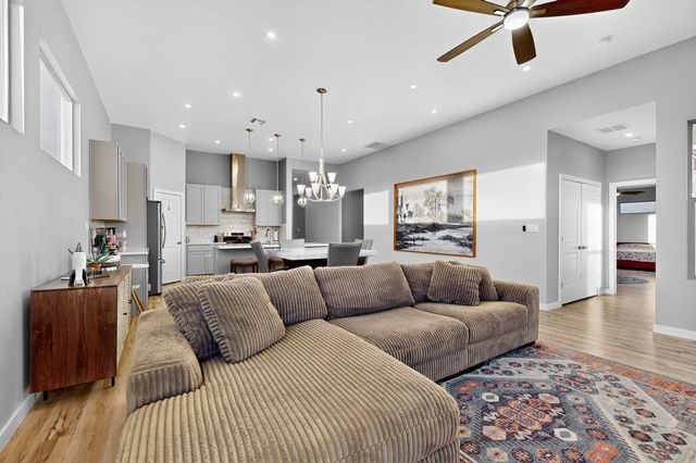 720 10th Avenue SE, Rio Rancho, NM 87124