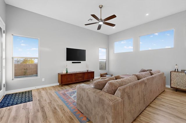 720 10th Avenue SE, Rio Rancho, NM 87124