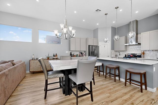 720 10th Avenue SE, Rio Rancho, NM 87124