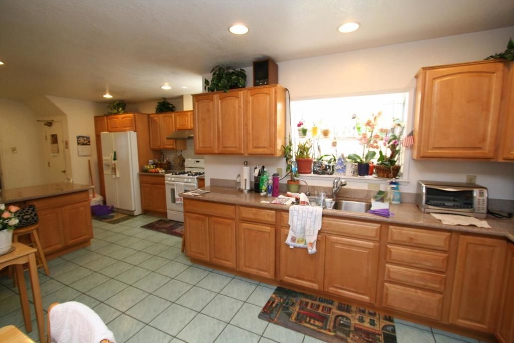 Image 8 of property listing at Address unavailable.