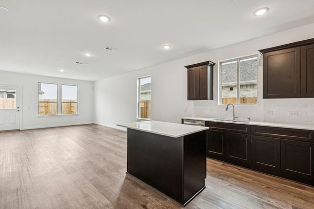 1009 S Oakhurst Drive, Dayton, TX 77535