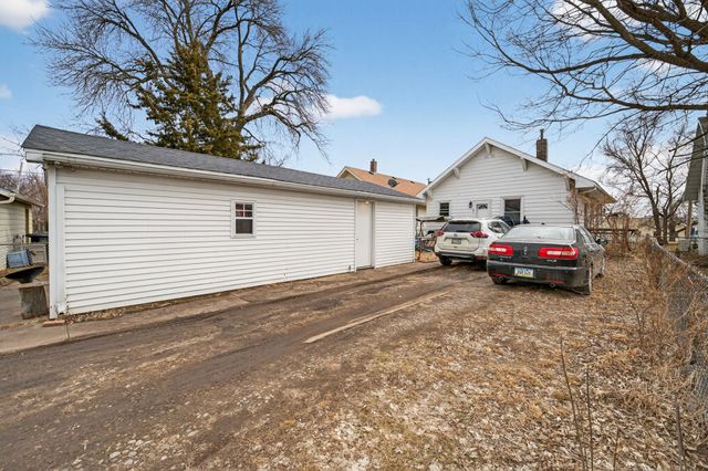 2048 E Walnut Street, Des Moines, IA 50317