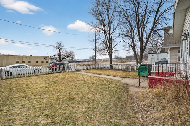 2048 E Walnut Street, Des Moines, IA 50317