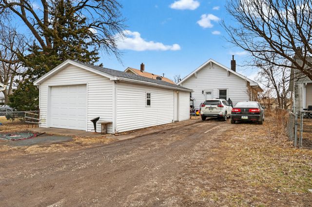 2048 E Walnut Street, Des Moines, IA 50317