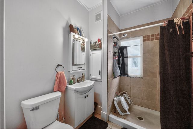 2048 E Walnut Street, Des Moines, IA 50317