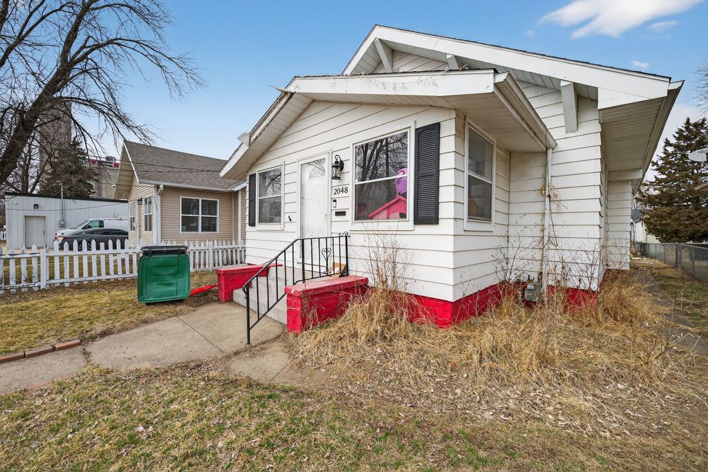 2048 E Walnut Street, Des Moines, IA 50317