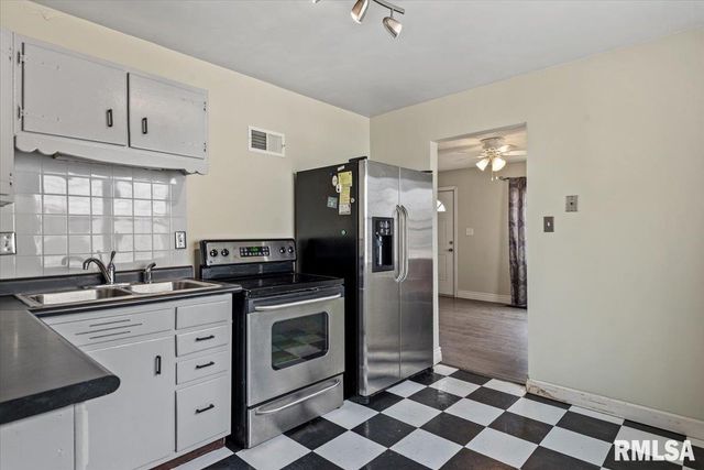 3022 S 3RD Street, Springfield, IL 62703