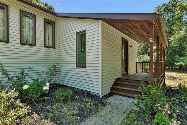 1007 Chamberlin Hill Rd Extension, Sand Lake, NY 12196