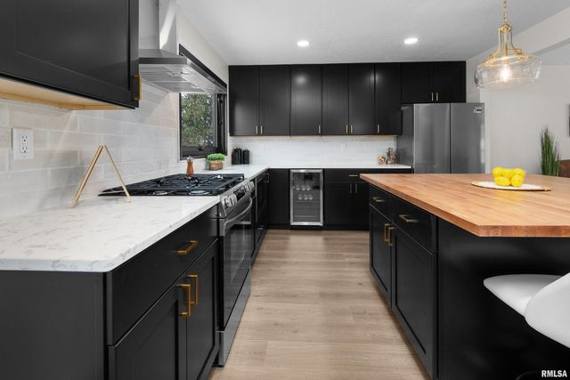 905 WISCONSIN Street, Le Claire, IA 52753