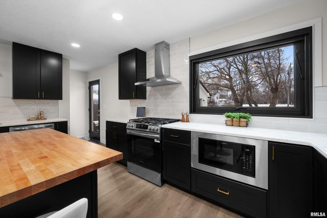 905 WISCONSIN Street, Le Claire, IA 52753