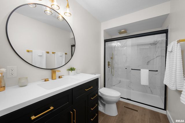 905 WISCONSIN Street, Le Claire, IA 52753